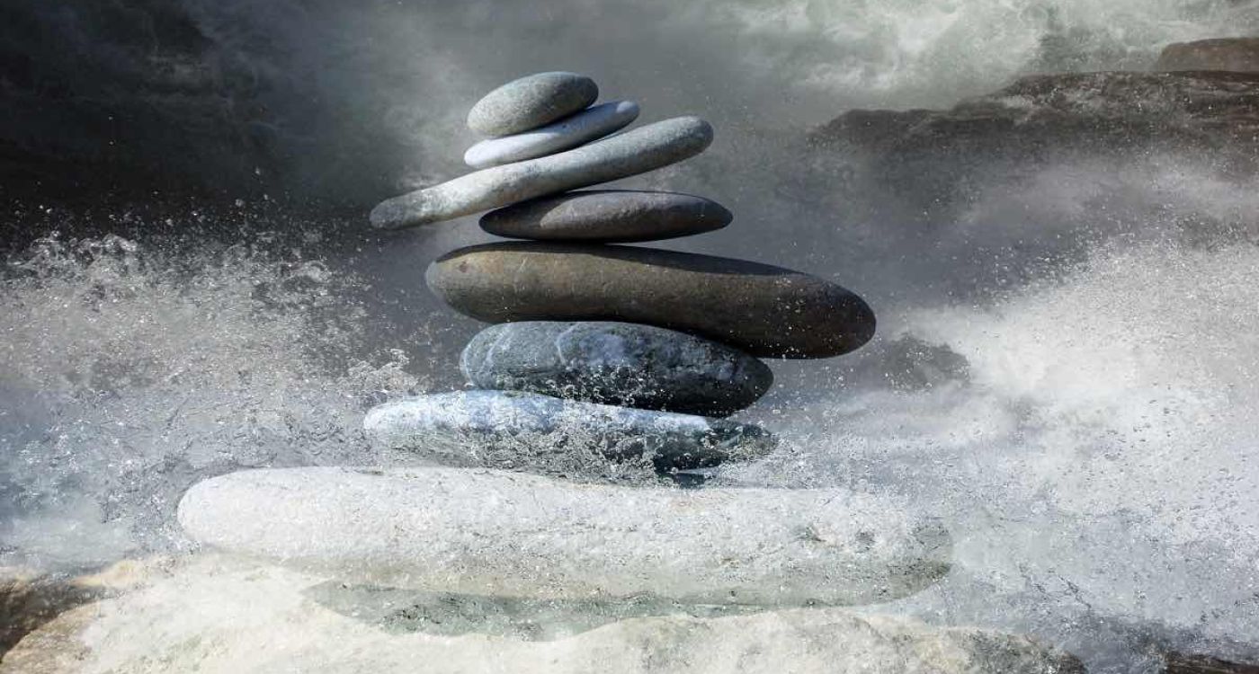 Scrivere fa bene. Migliora l'umore, abbassa i livelli di stress, è un toccasana per l'ansia. La scrittura aiuta la salute psicofisica, ci aiuta a coltivare la creatività. Scrivere può essere una terapia perché ci aiuta a rielaborare eventi stressanti accaduti nel passato o a organizzarci di fronte a eventi preoccupanti che devono ancora accadere. Scrivere aiuta a coltivare la resilienza.