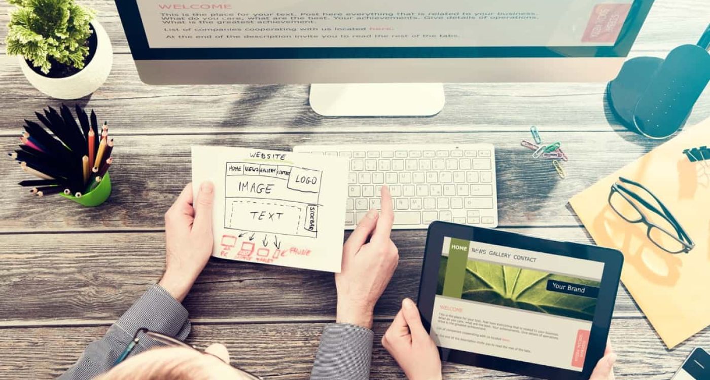 Il Web Editor è il professionista che si occupa di produrre contenuti digitali per le aziende presso cui lavora o presta consulenza. Si tratta di una figura professionale fondamentale per aziende e Piccole e medie imprese che hanno bisogno di contenuti digitali freschi e accattivanti per i propri canali digitali, dal sito Web al blog aziendale, dai social media alla newsletter aziendale.